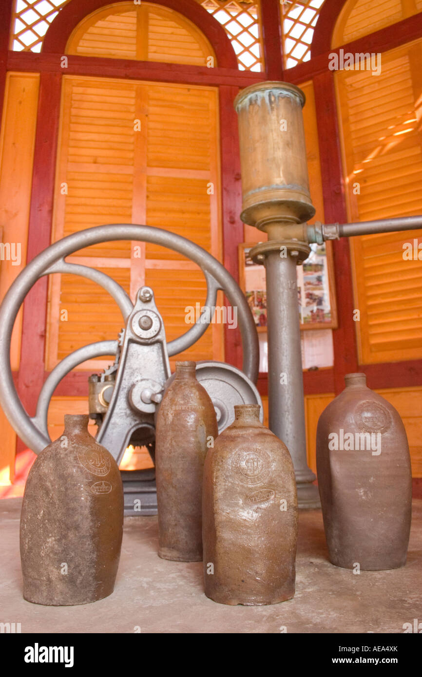 Creta di antiquariato di bere le bottiglie a ripristinato primavera naturale , Kostrivnica , Rogaska Slatina , la Slovenia . Foto Stock