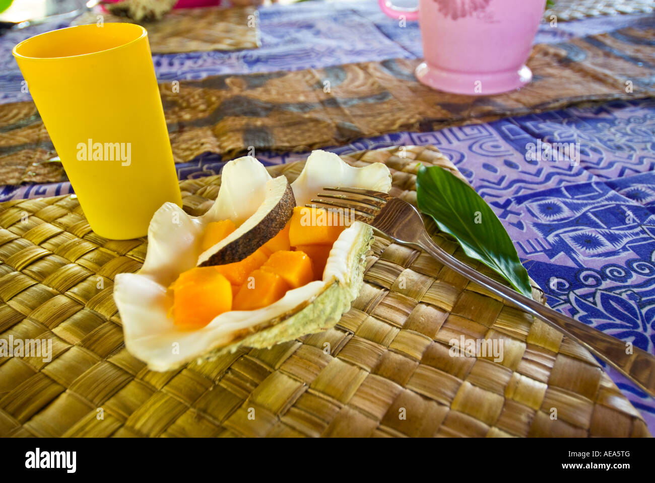 Bevanda a base di frutta SAMOA cibo colazione papaia e coco dado di noce di cocco servita in un guscio ancora stilllife Foto Stock