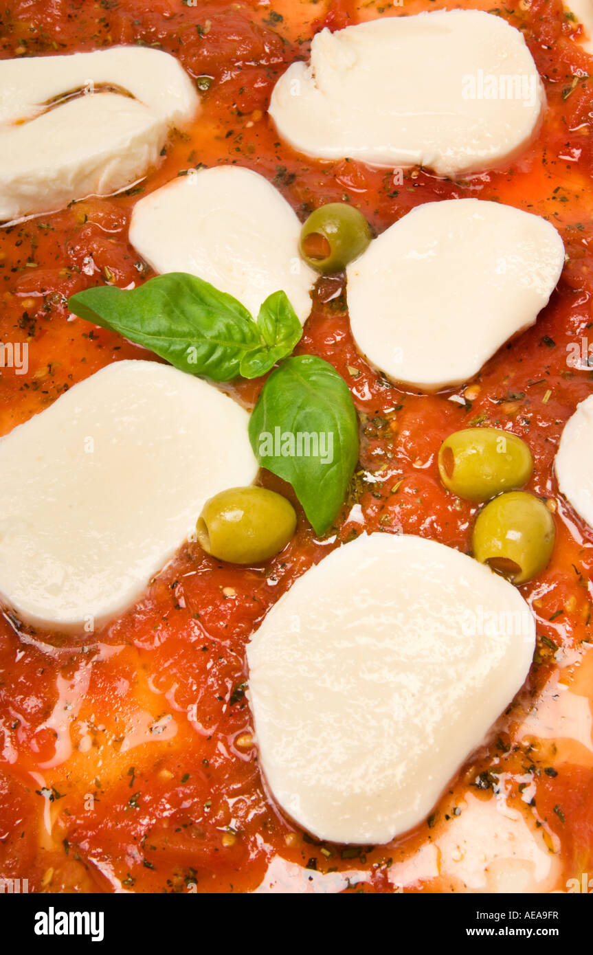 Cuocere la pizza impasto base di salsa di pomodoro formaggio mozzarella Foto Stock