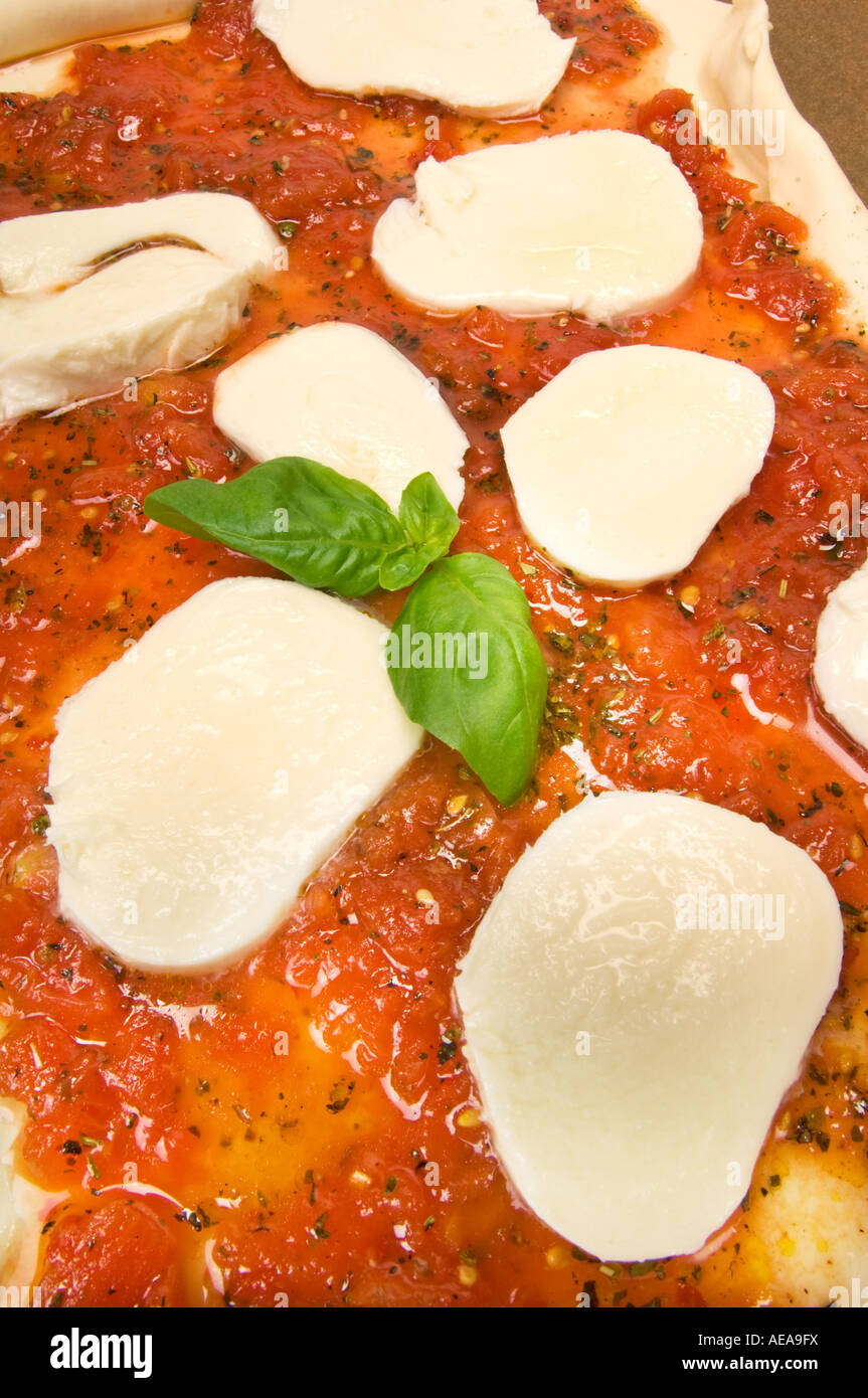 Cuocere la pizza impasto base di salsa di pomodoro formaggio mozzarella Foto Stock