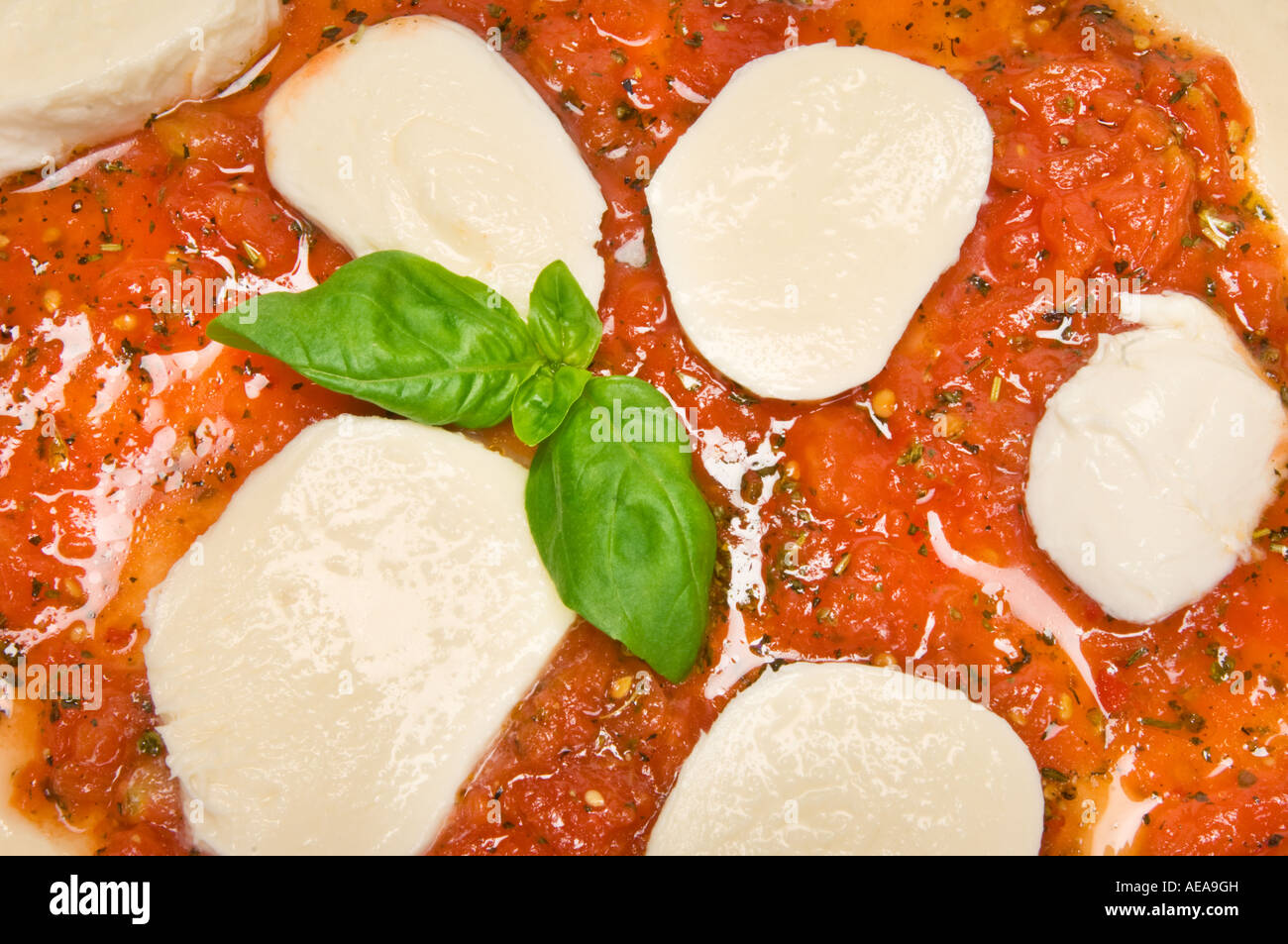 Cuocere la pizza impasto base di salsa di pomodoro mozzarella formaggio erbe basilikum basilico Foto Stock