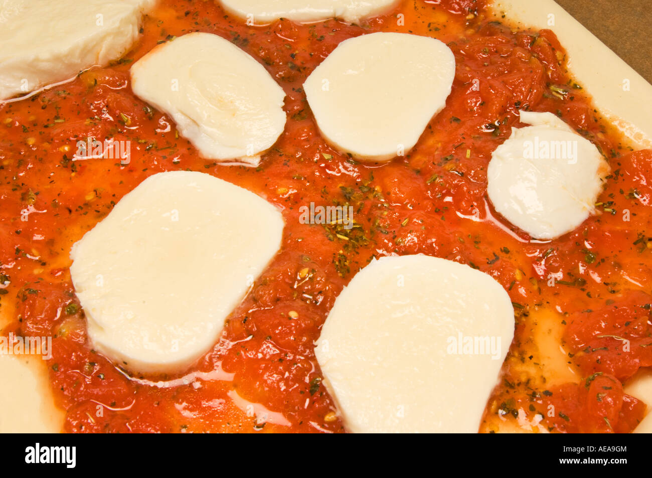 Cuocere la pizza impasto base di salsa di pomodoro formaggio mozzarella Foto Stock
