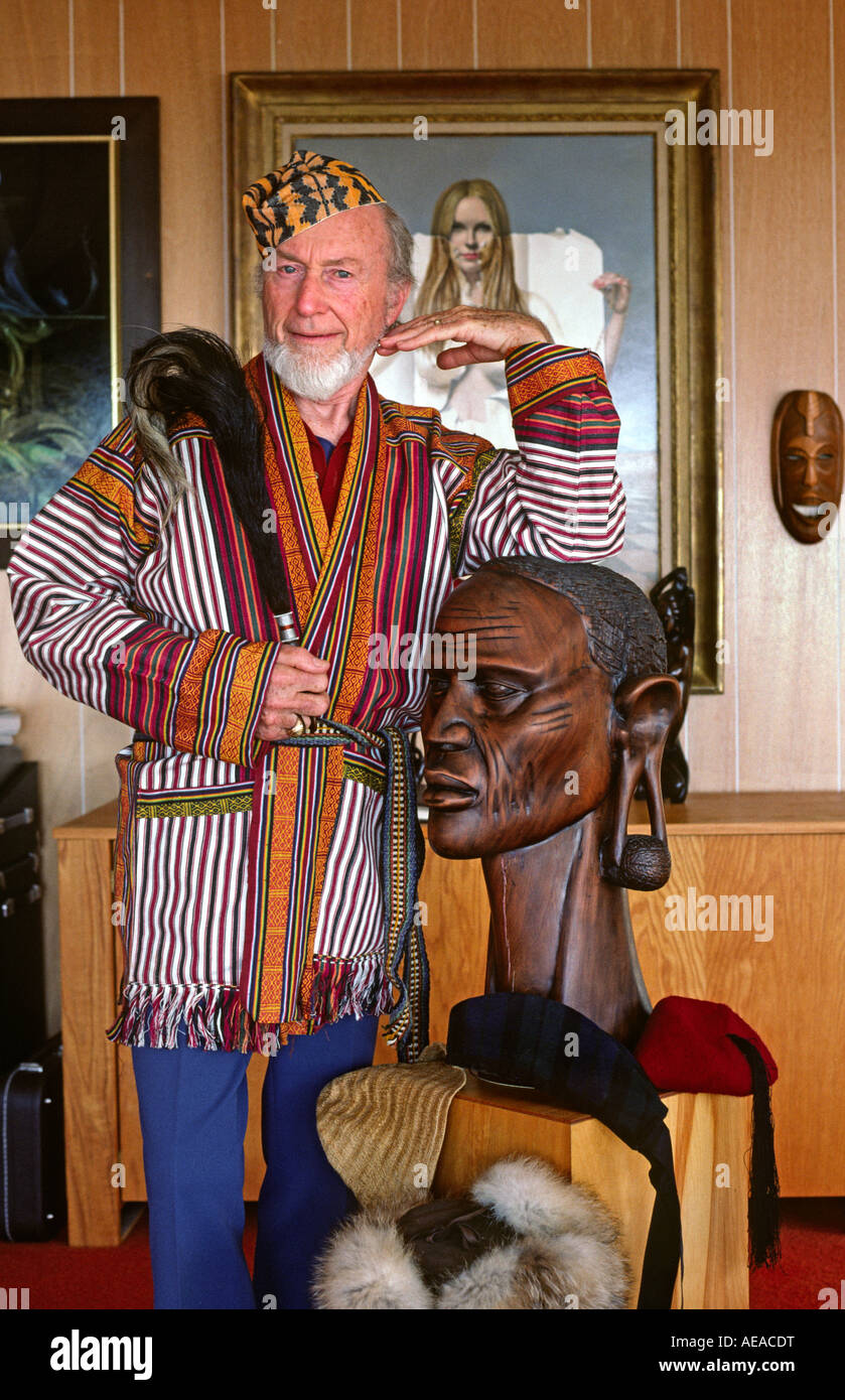 DON PARKER con una collezione di reperti provenienti da Africa il mondo Foto Stock