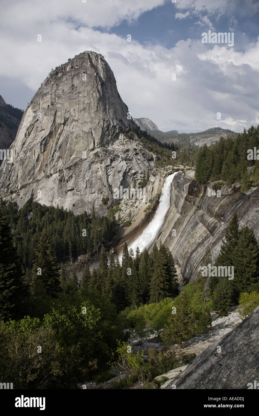 Mezza Cupola e Nevada Falls che scende 594 piedi nella valle di Yosemite Yosemite National Park in California Foto Stock