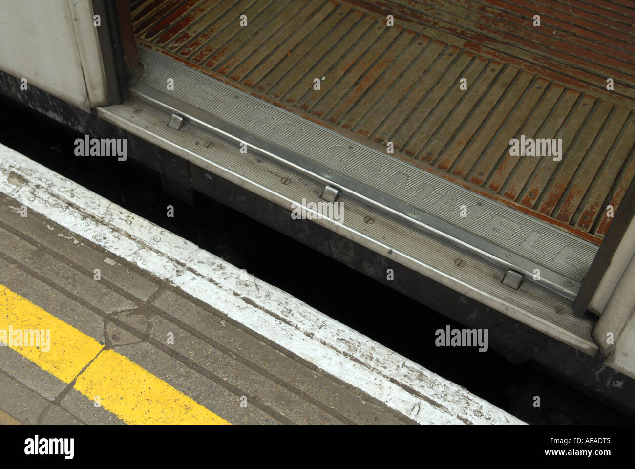 Dettaglio del vecchio treno della District Line della metropolitana di Londra. Foto Stock