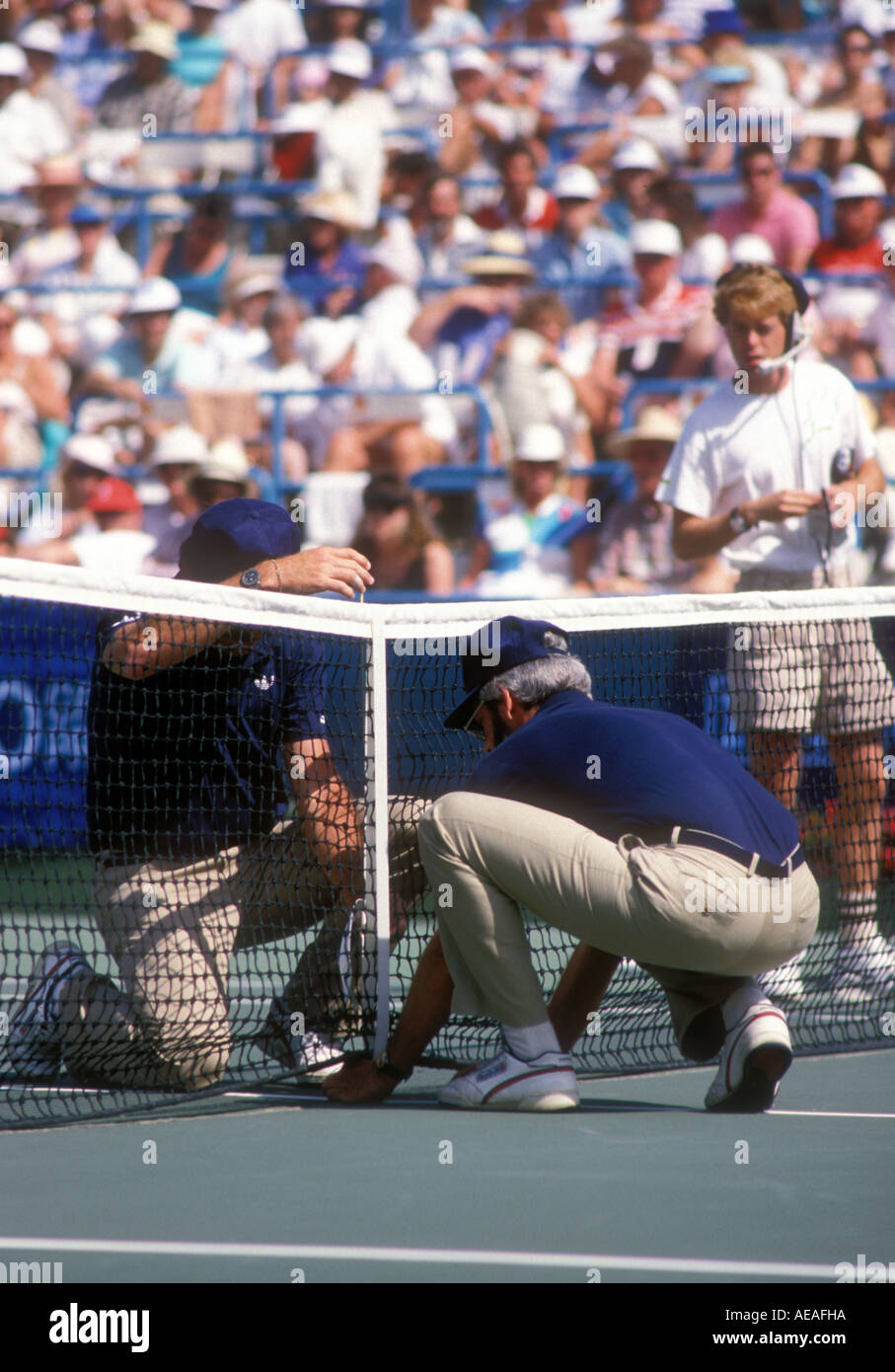 Funzionari di Tennis di misurazione altezza netta al torneo di Indian Wells in California Foto Stock