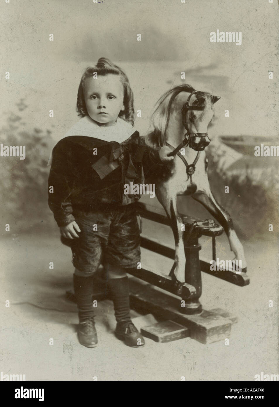Cabinet Studio fotografia del ragazzo con cavallo a dondolo circa 1890 Foto Stock