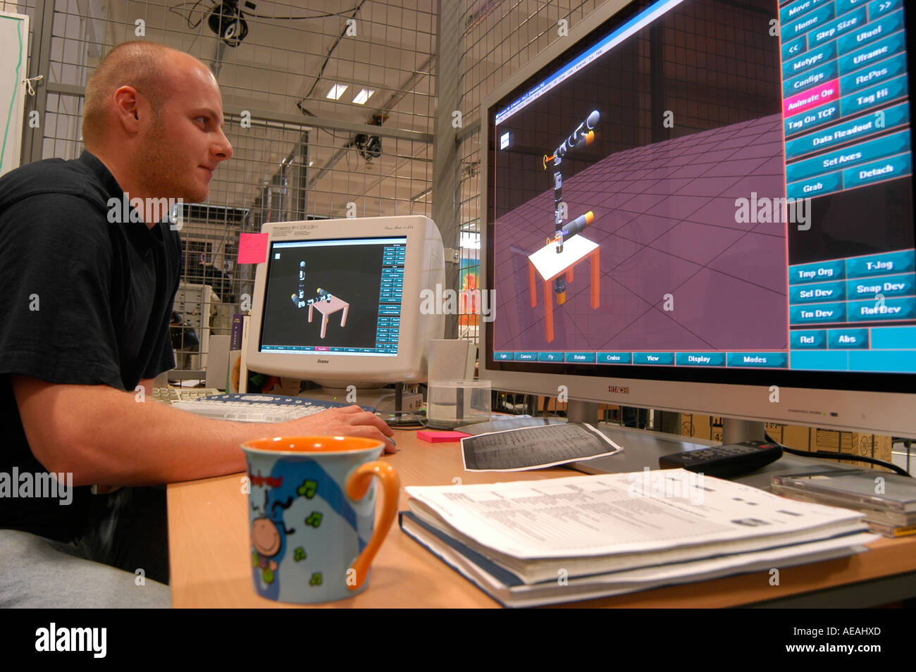 Informatica software engineering maschio studente post-laurea di programmazione di un braccio robotico Aberystwyth University Wales UK Foto Stock