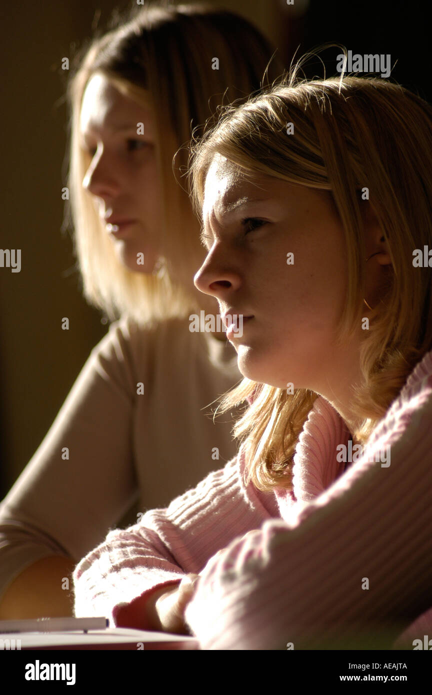 Due studenti giovani donne bionda ascolto una lezione seminario nel dipartimento di storia università di Aberystwyth Wales UK Foto Stock