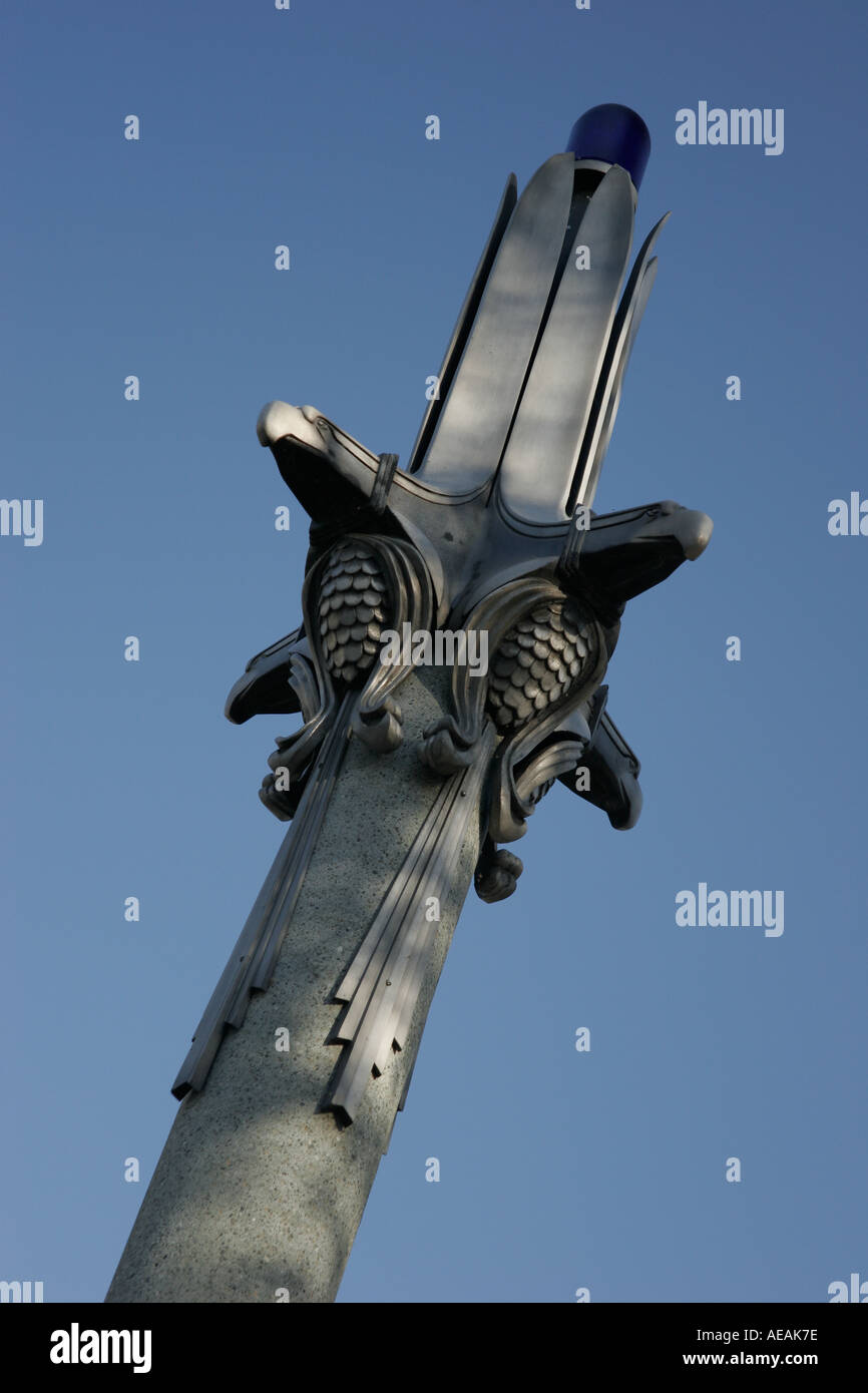 Colonna a Sentinel Plaza da Robert Irwin, che si trova in Pasadena Civic Center, dietro a Pasadena stazione di polizia Foto Stock
