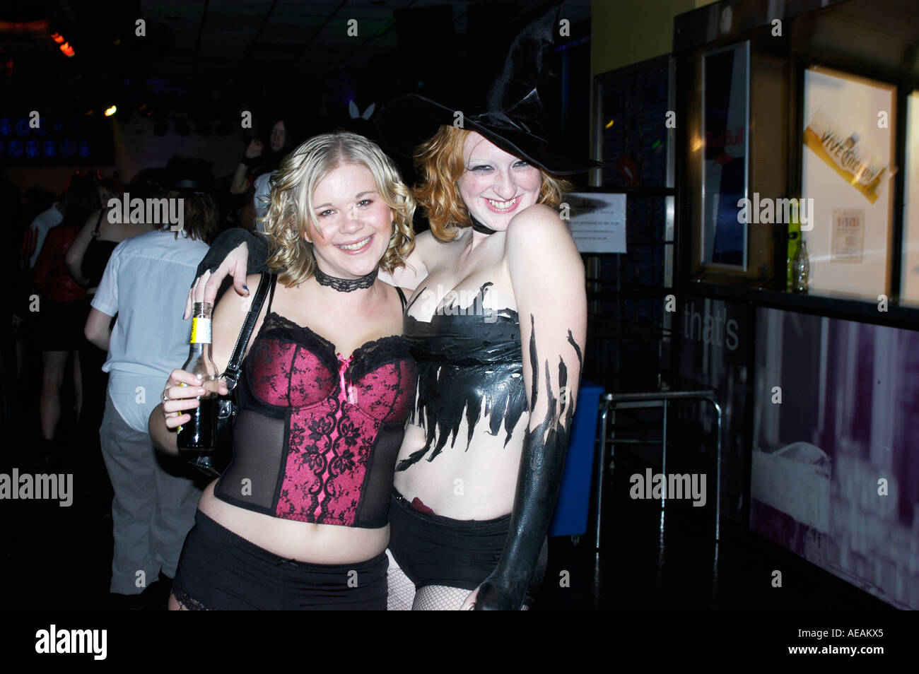 Due ragazze avente una buona notte fuori a Rocky Horror Show discoteca notte a Aberystwyth studenti universitari unione, Wales UK Foto Stock