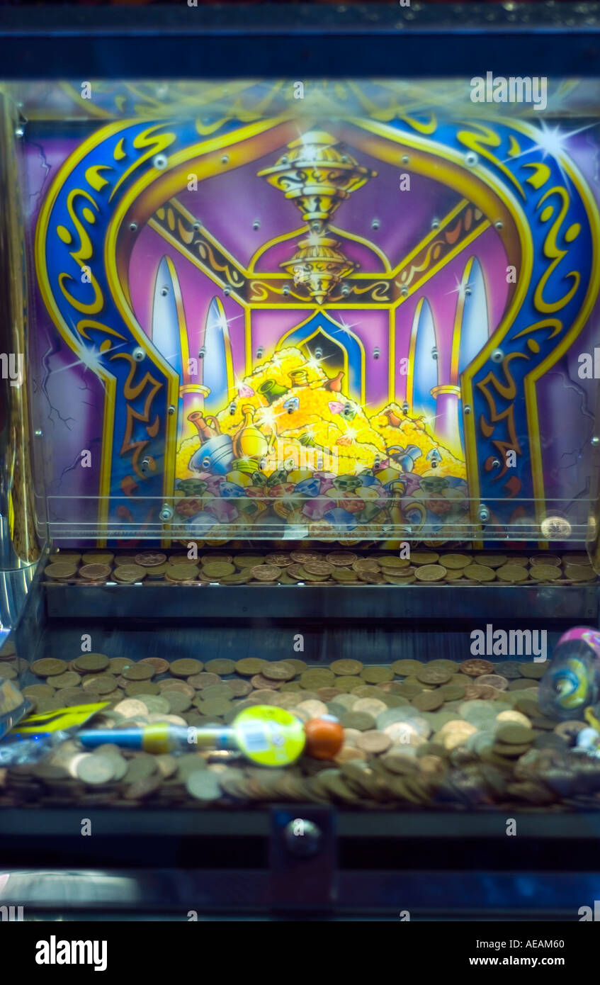 Macchina di frutta in un arcade a fronte mare Foto Stock