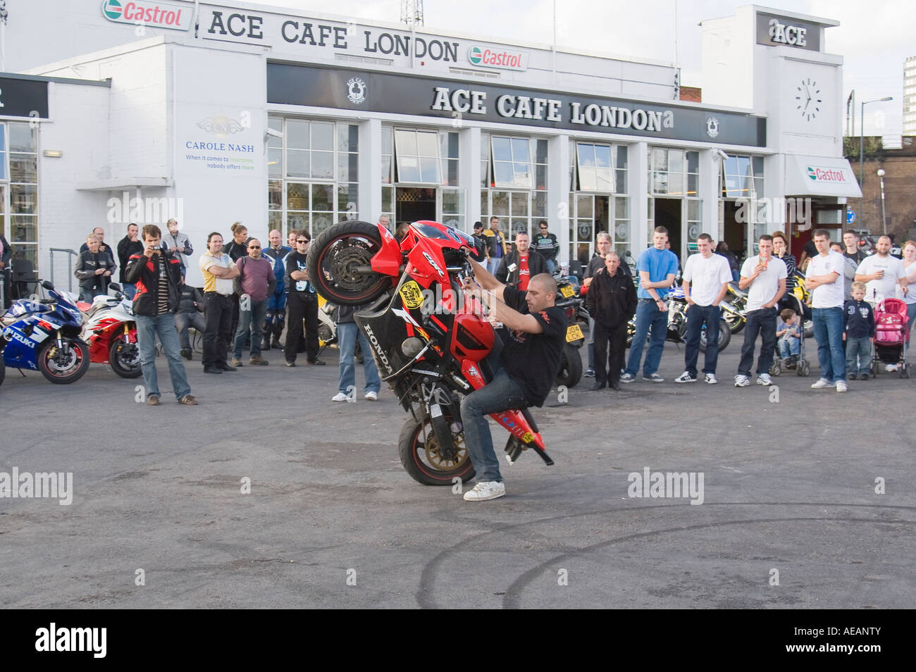 Moto stunt man a Ace Cafe UK London Ace Corner Foto Stock