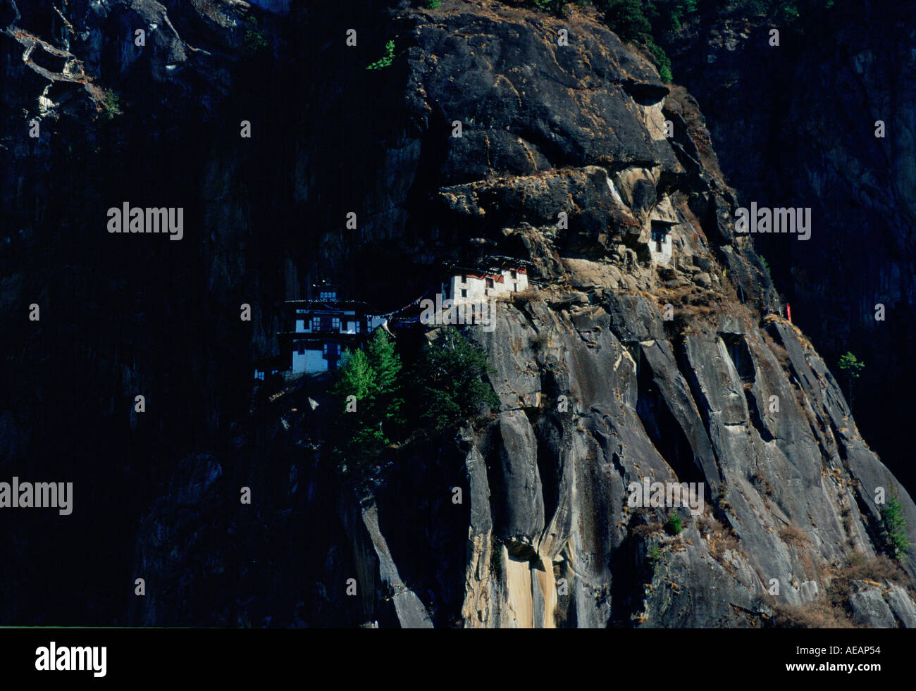 Arroccato su una ripida collina di Tak Tsang Tiger s Nest Monastero Bhutan Foto Stock