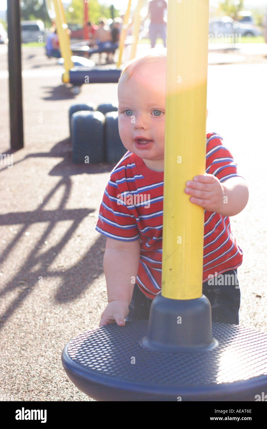 1 anno vecchio ragazzo al parco giochi Foto Stock