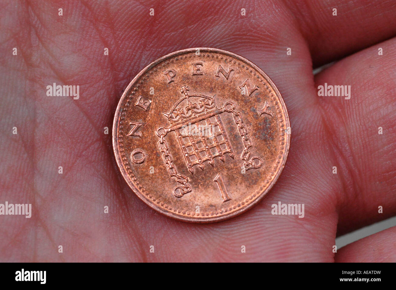 Uno Pence moneta nel palmo della mano. Foto Stock