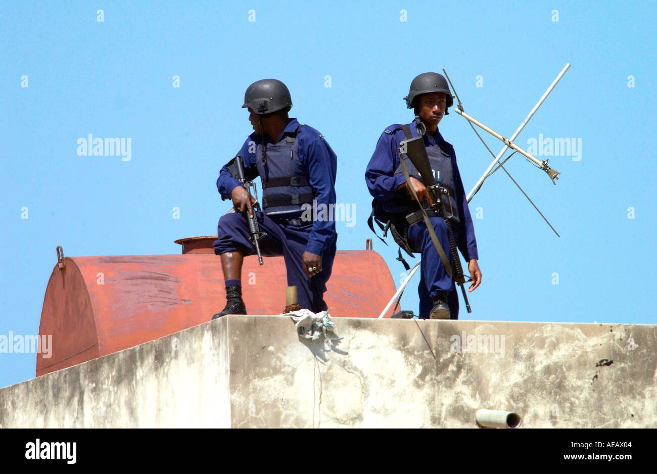 Sicurezza armata indossando pistole e giubbetti antiproiettile sul dazio per royal visita alla Hugh Sherlock Centro Giamaica Foto Stock