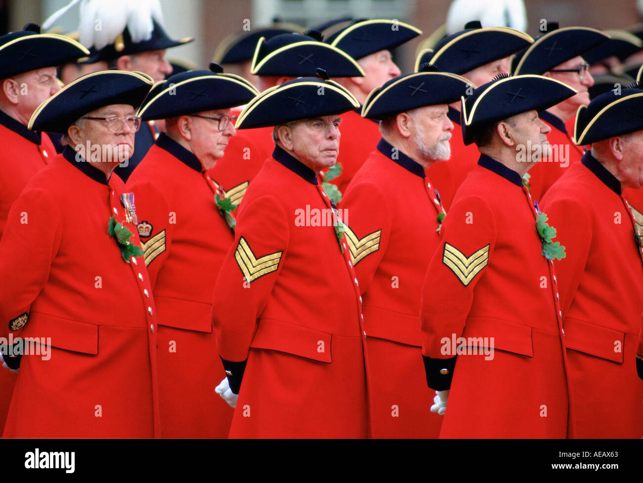 Chelsea pensionati in uniforme del rivestimento rosso e cappelli tricorno presso il Royal Hospital Chelsea per la Festa del Fondatore Parade London Foto Stock