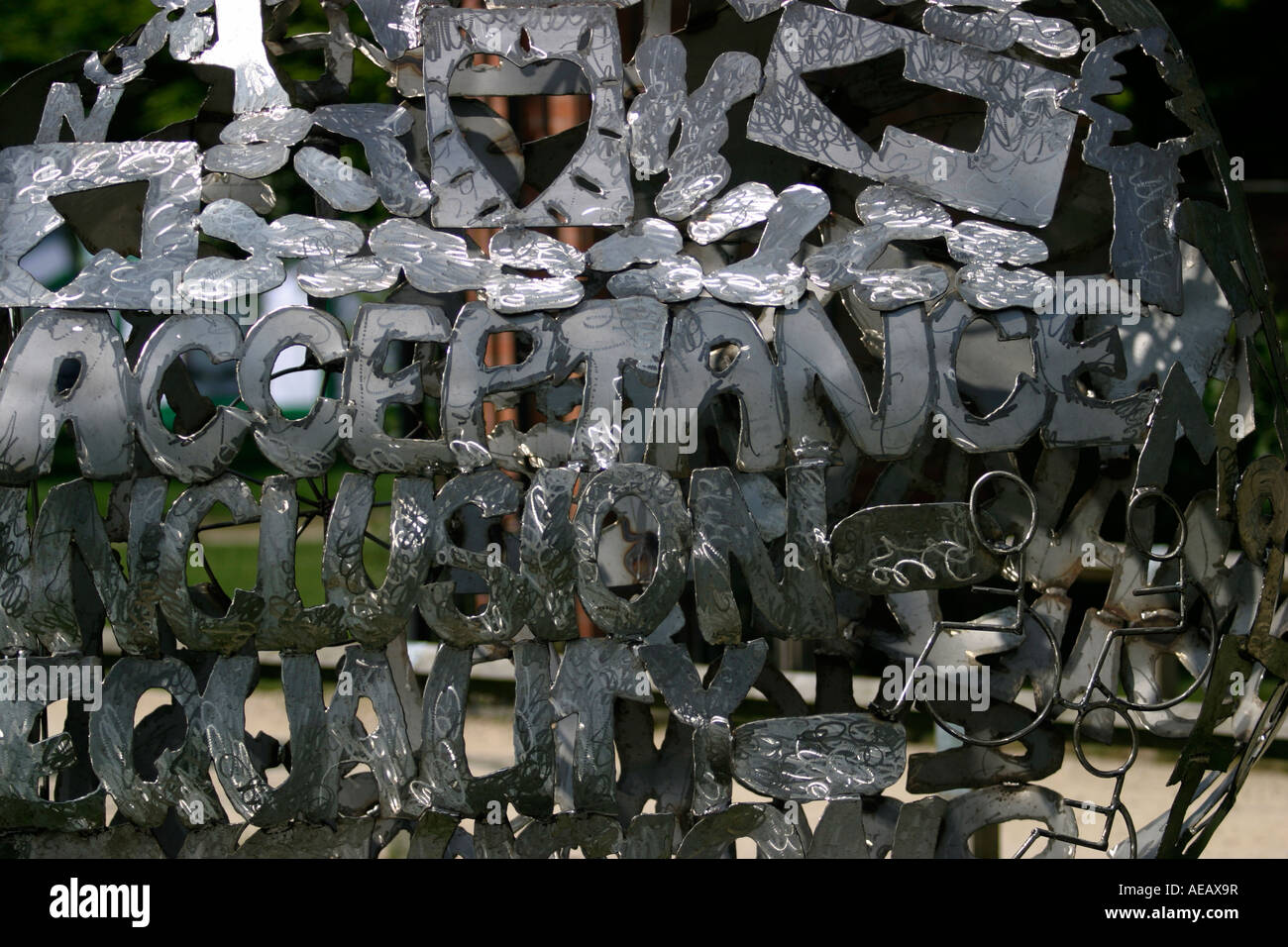 La scultura a mano sulla base del segno Makaton lingua simbolo significato buono costruito da fabbro Robert Lee e i ragazzi della scuola media locale, Rufford abbazia, Nottinghamshire, Regno Unito, Foto Stock