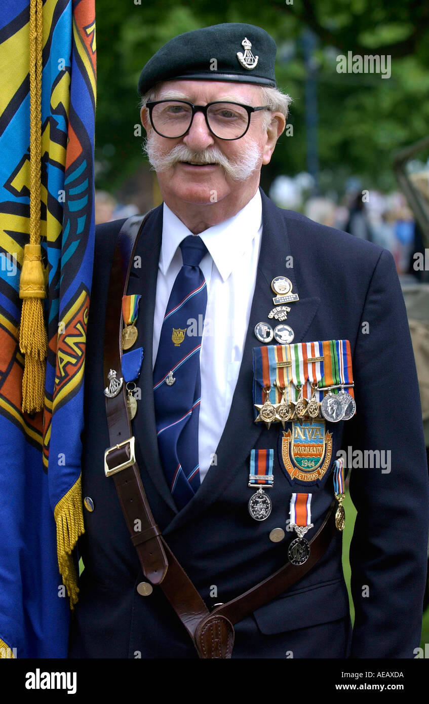 Veterano con medaglie e bandiera in parata di veterani di D giorno gli sbarchi al sessantesimo anniversario commemorazione Portsmouth Foto Stock