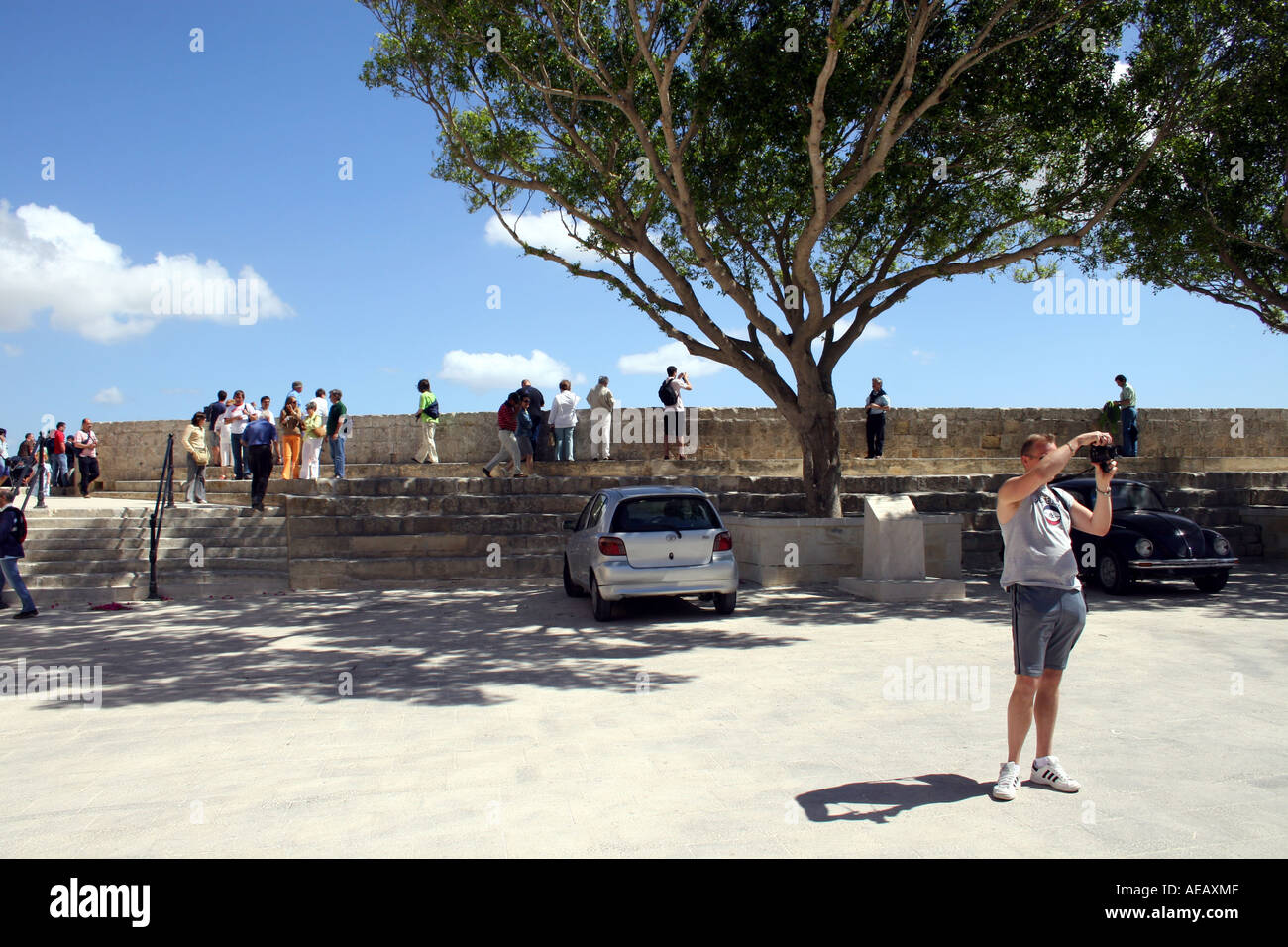 Un turista utilizzando una telecamera in Bastion Square entro la città silenziosa di Mdina. MALTA. Europa Foto Stock
