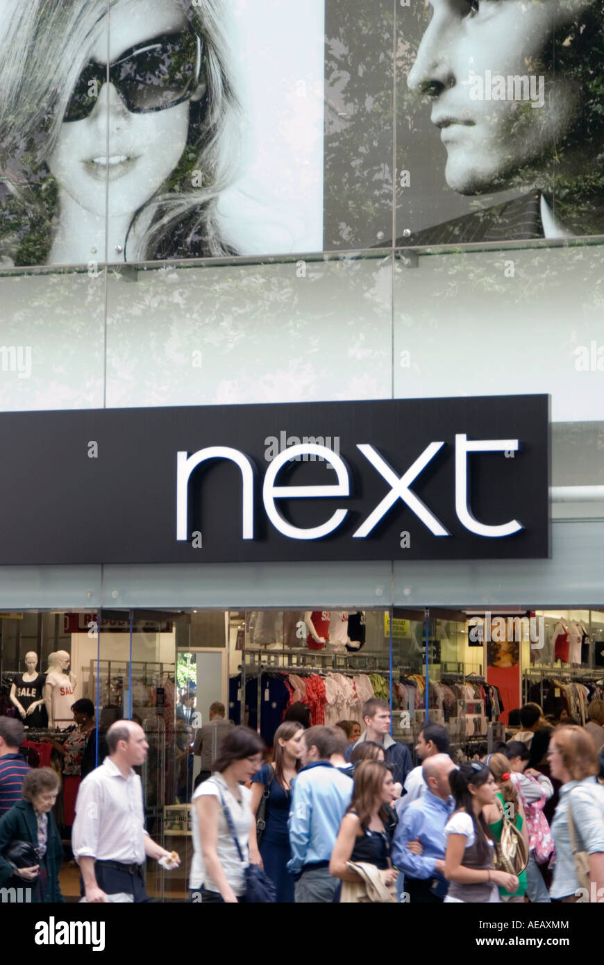 Accanto alla vetrina su Oxford Street nel centro di Londra. Regno Unito Foto Stock