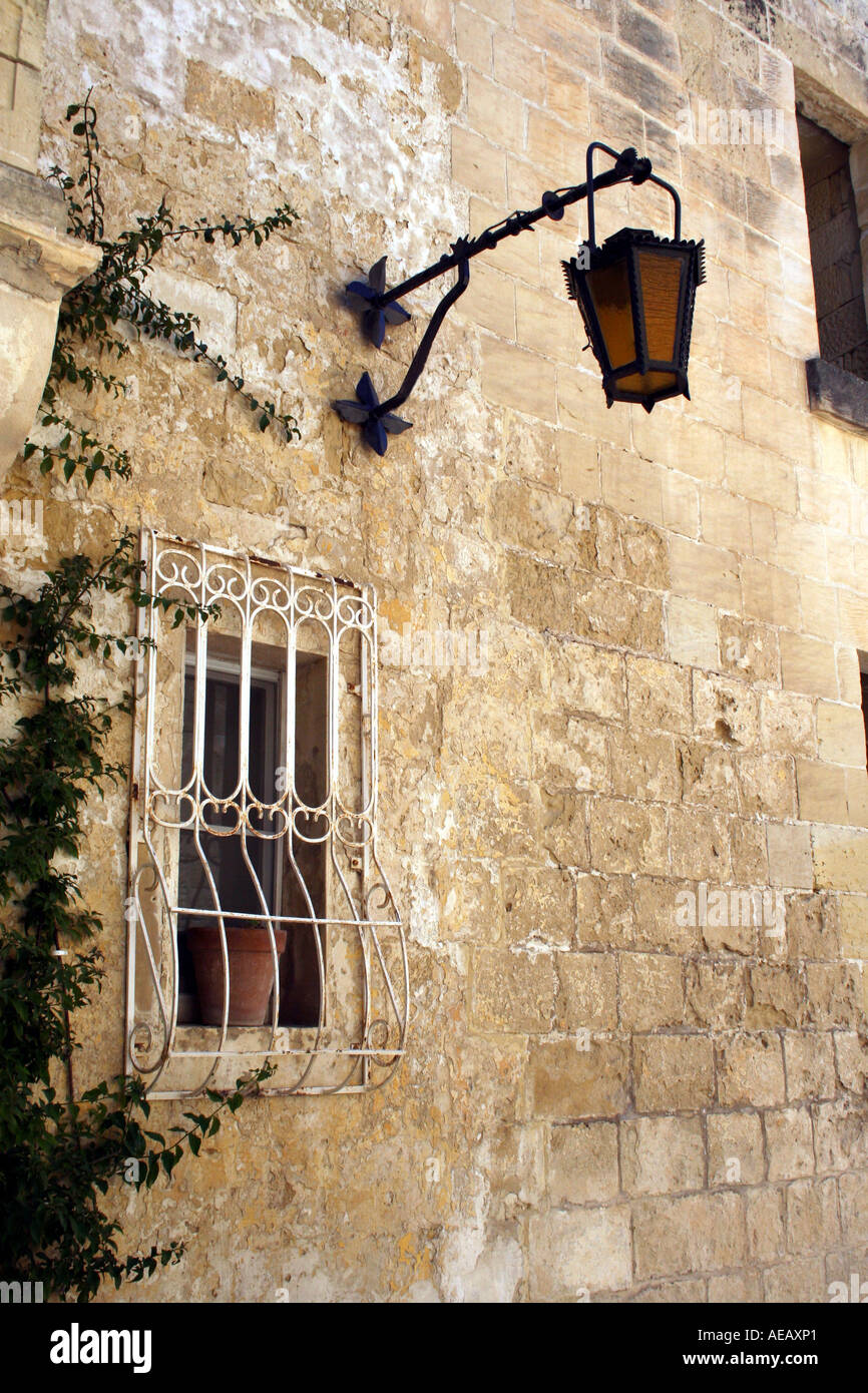 Un vetro decorativo e la luce entro la città silenziosa di Mdina. MALTA. Europa Foto Stock