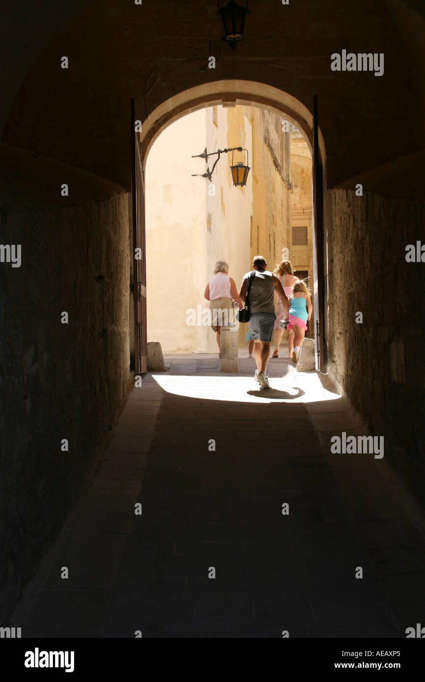I turisti a piedi entro la città silenziosa di Mdina. MALTA. Europa Foto Stock