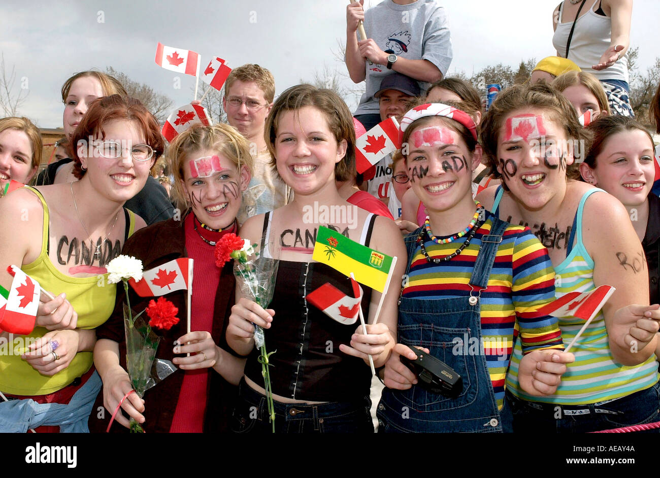Le ragazze in folla tenere Maple Leaf FLAG ASSINIBOIA in Saskatchewan in Canada Foto Stock
