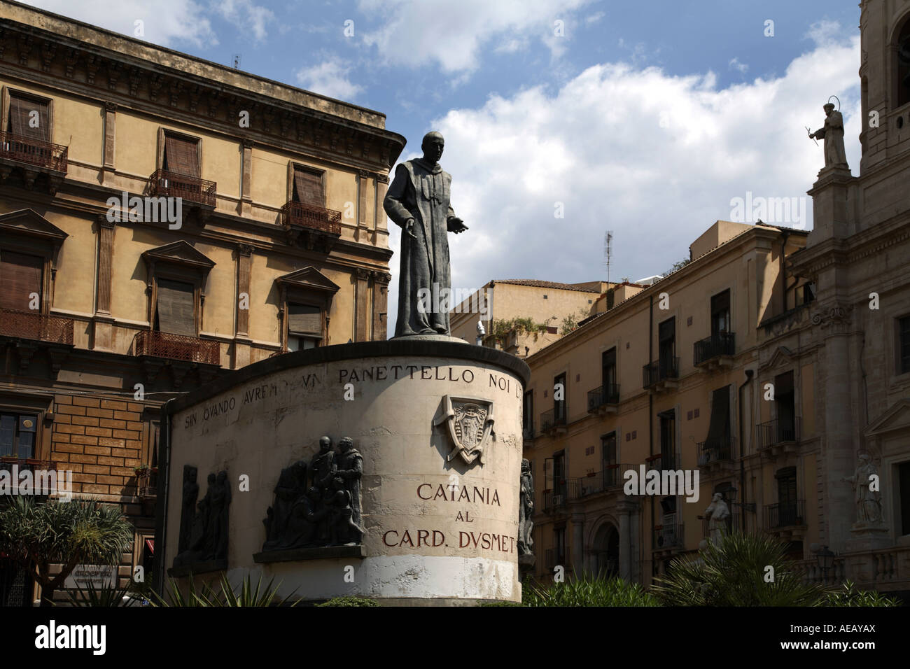 Statua del Cardinale Giuseppe Benedetto Dusmet Piazza San Francesco catania sicilia italia Foto Stock