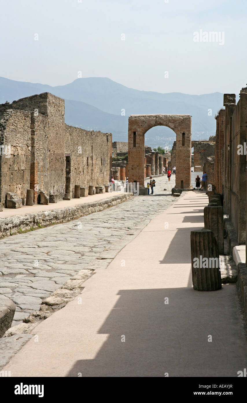 Pompei rovinato strade lastricate con pietre con il Vesuvio sullo sfondo Campania Italia Foto Stock