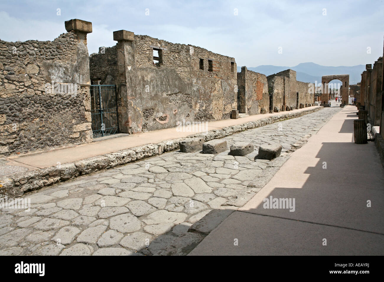 Pompei rovinato strade lastricate con pietre con il Vesuvio sullo sfondo Campania Italia Foto Stock