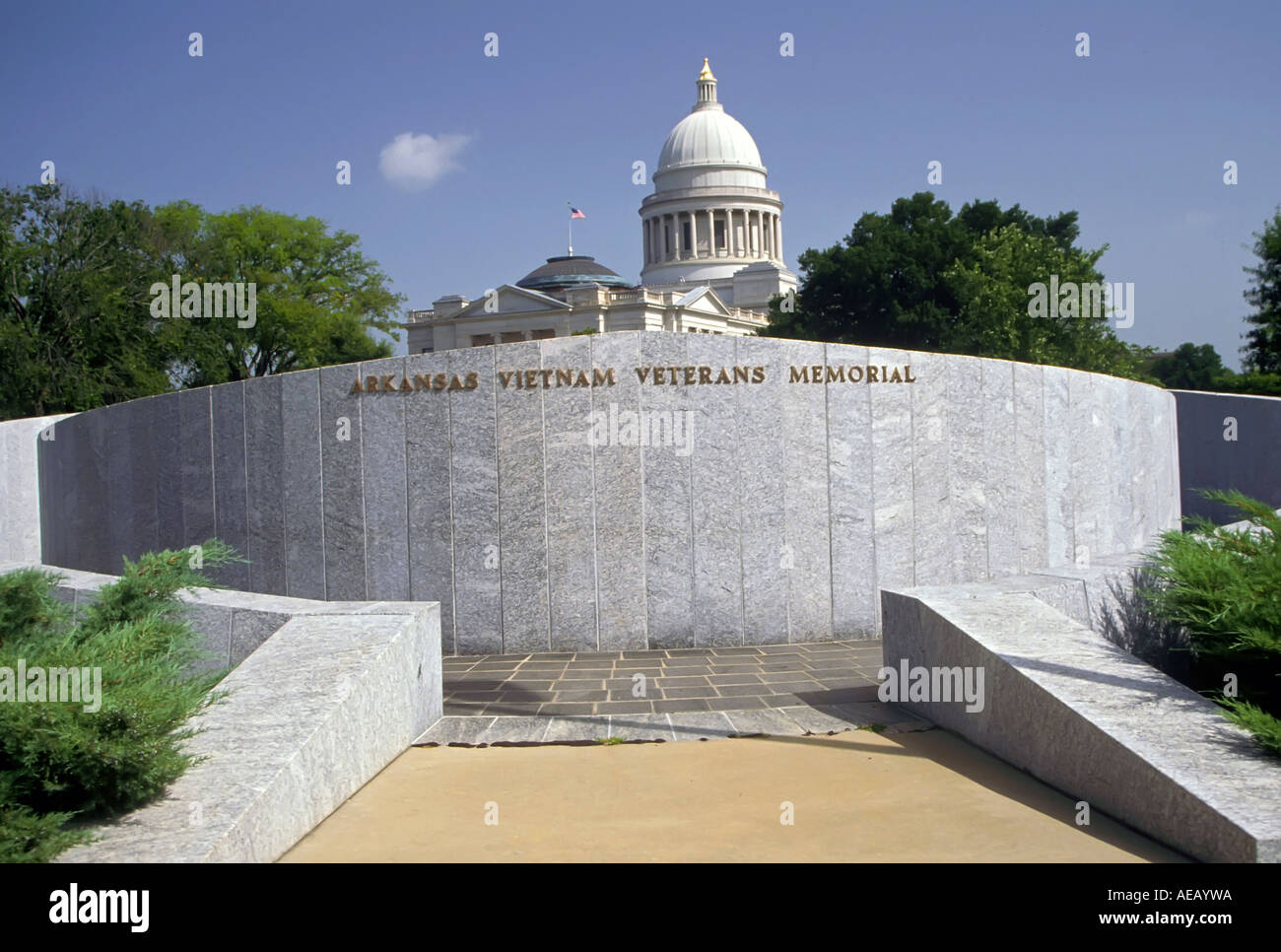 Lo State Capitol Building a Little Rock Arkansas e il Viet Nam Memorial Foto Stock