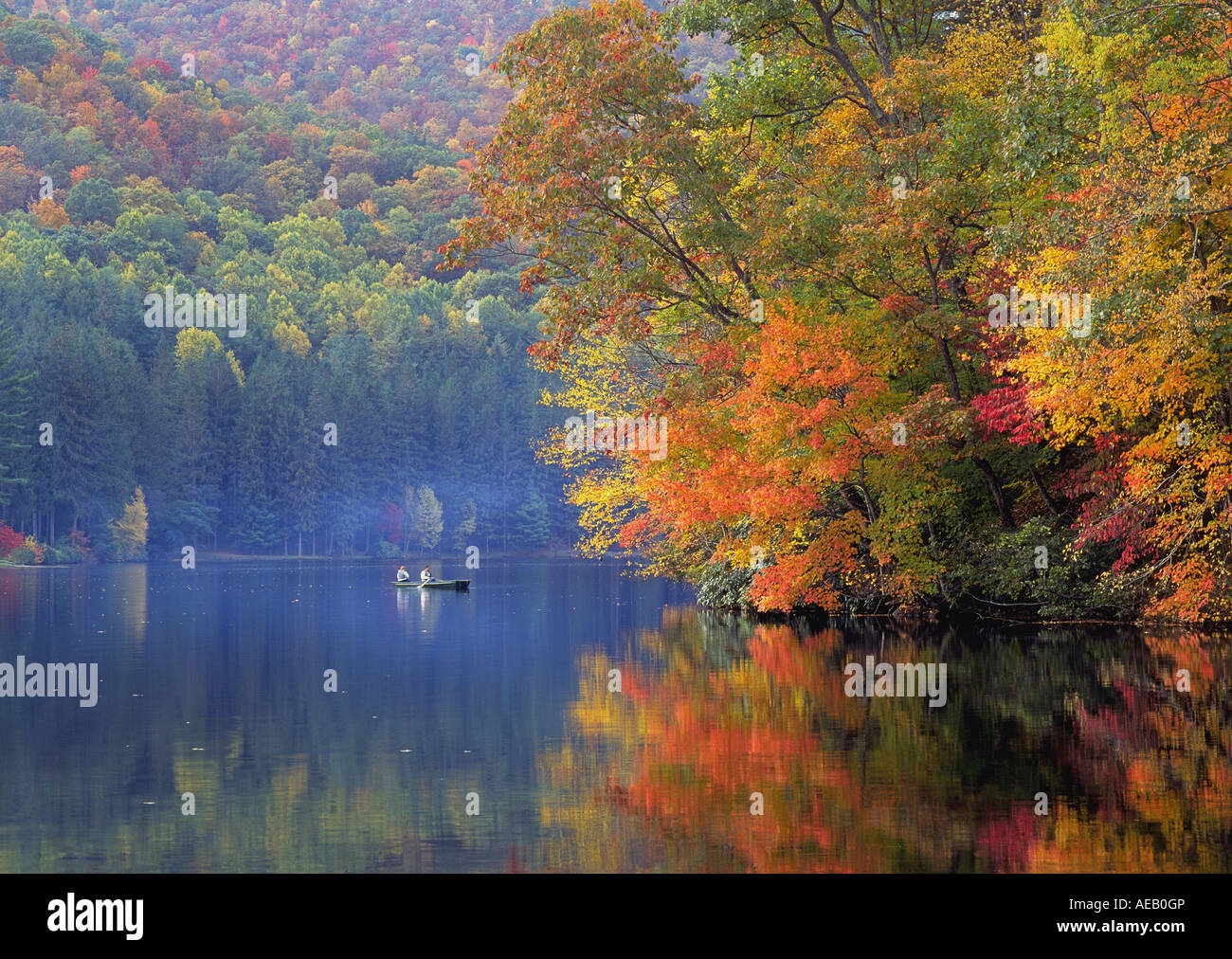 Un magnifico colore di autunno cambiare oltrepassa un piccolo lago nel Great Smoky Mountains, Tennessee, nel mese di ottobre Foto Stock