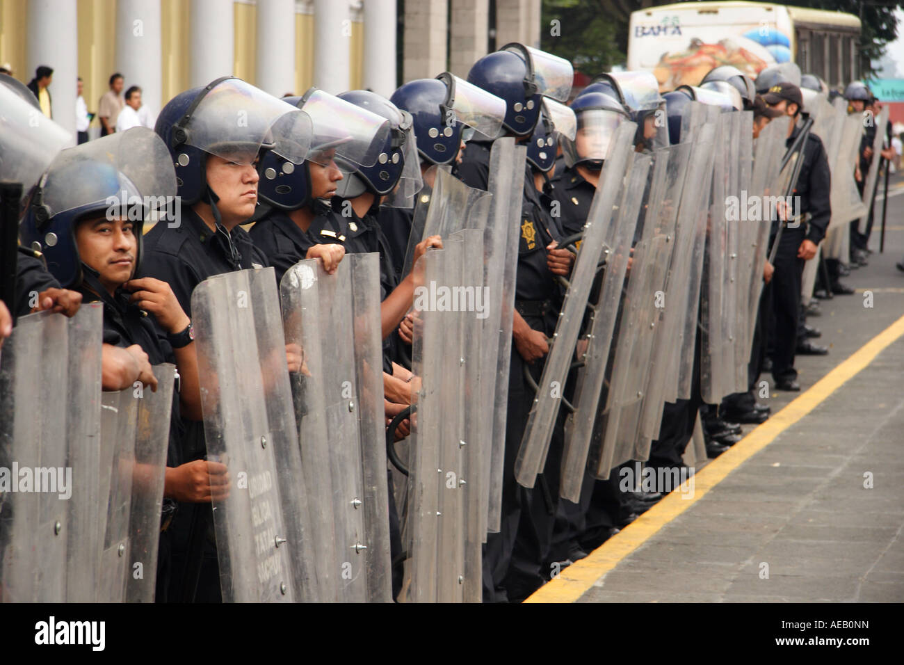 Una linea messicana di poliziotti in tenuta da sommossa nella città di Xalapa (Jalapa), Veracruz, Messico. Foto Stock