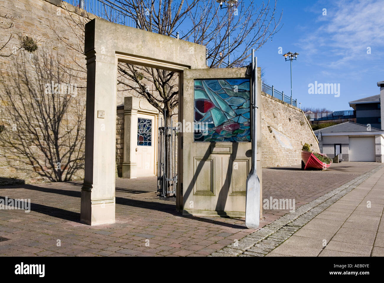"Passando attraverso un' arte pubblica in lavoro a Sunderland Marina Inghilterra Foto Stock