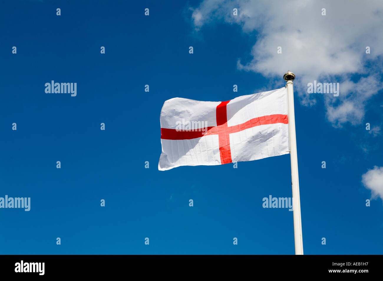 Bandiera di Saint George vola contro il cielo blu in Inghilterra Foto Stock