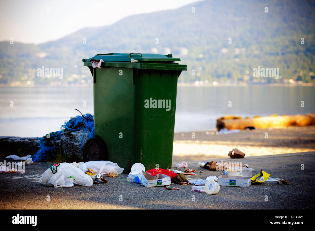 Traboccante di garbage contenitore su una spiaggia di Vancouver durante uno sciopero dei lavoratori della città Foto Stock