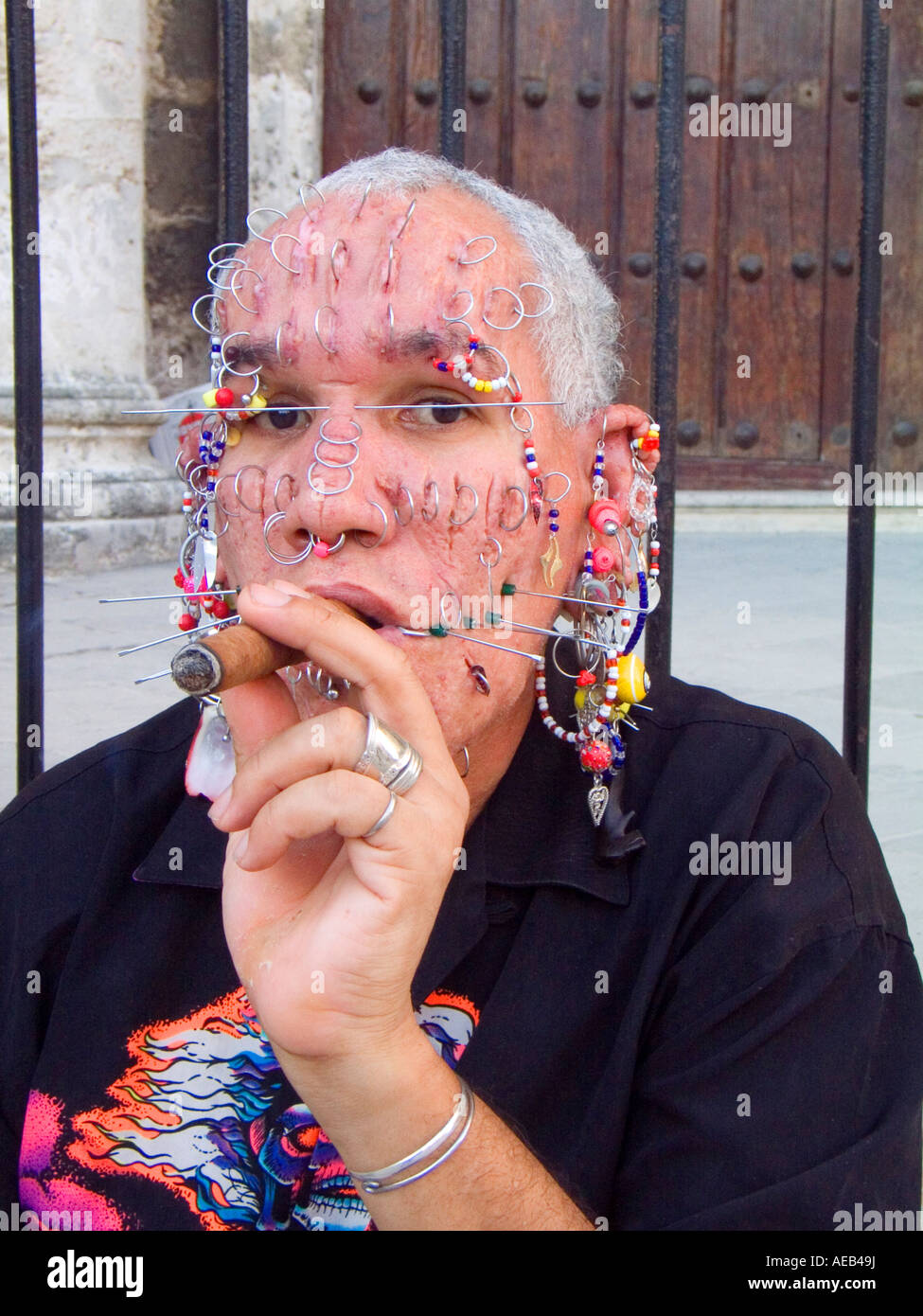 Questo uomo cubano sostiene di essere il più trafitto l uomo nel mondo Foto Stock