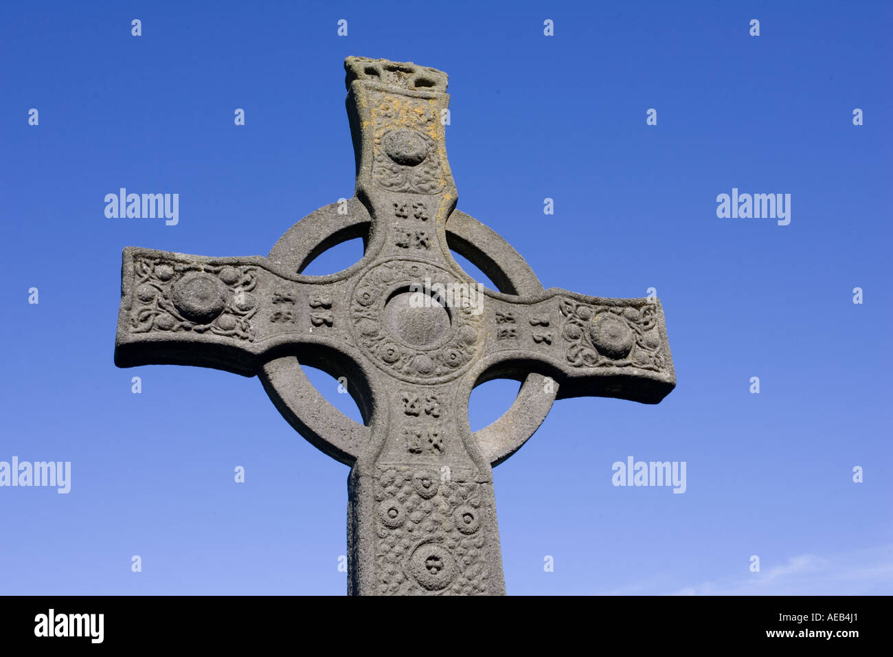 Primo piano della replica di St Johns celtic Cross, Abbazia di Iona e Mull, Scotland, Regno Unito Foto Stock