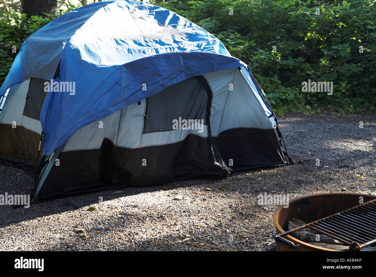 Tenda da campeggio con una buca per il fuoco su Kalaloch Beach, Parco Nazionale di Olympic, Penisola Olimpica, Washington Foto Stock