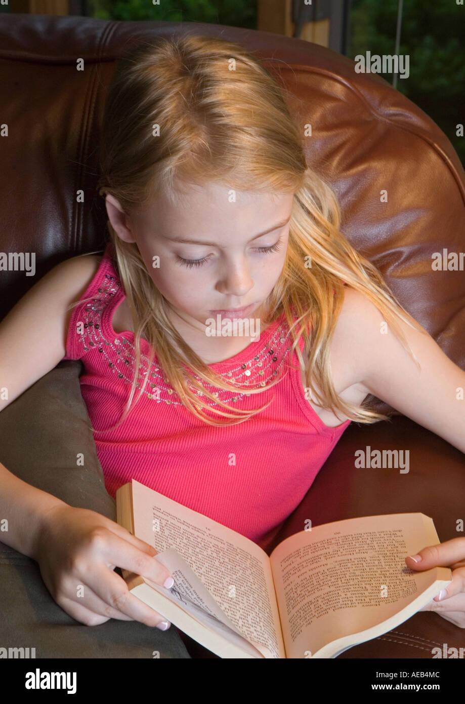 Bambino la lettura di un libro Foto Stock