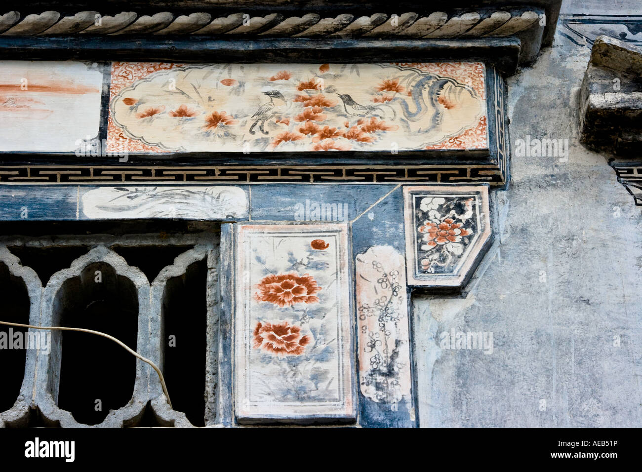 Pittura decorativa disegni sopra di porta e finestra antico stile Huizhou Villaggio Cinese Xidi Cina Foto Stock