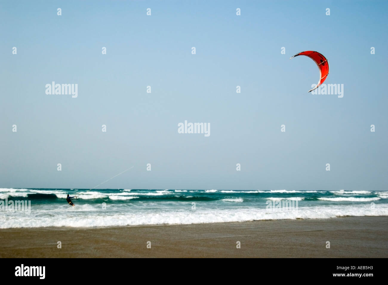 Parasurfing attraverso il surf sulla costa di Zululand della Baia di Sodwana, KwaZulu-Natal, in Sudafrica. Foto Stock