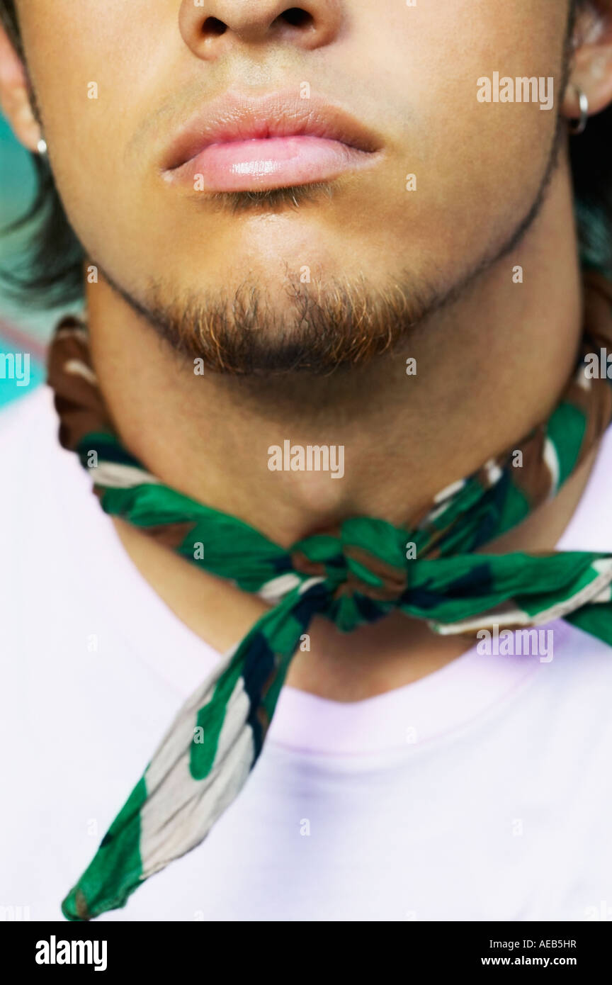 Close up bandana intorno al giovane uomo ispanico il collo Foto stock -  Alamy