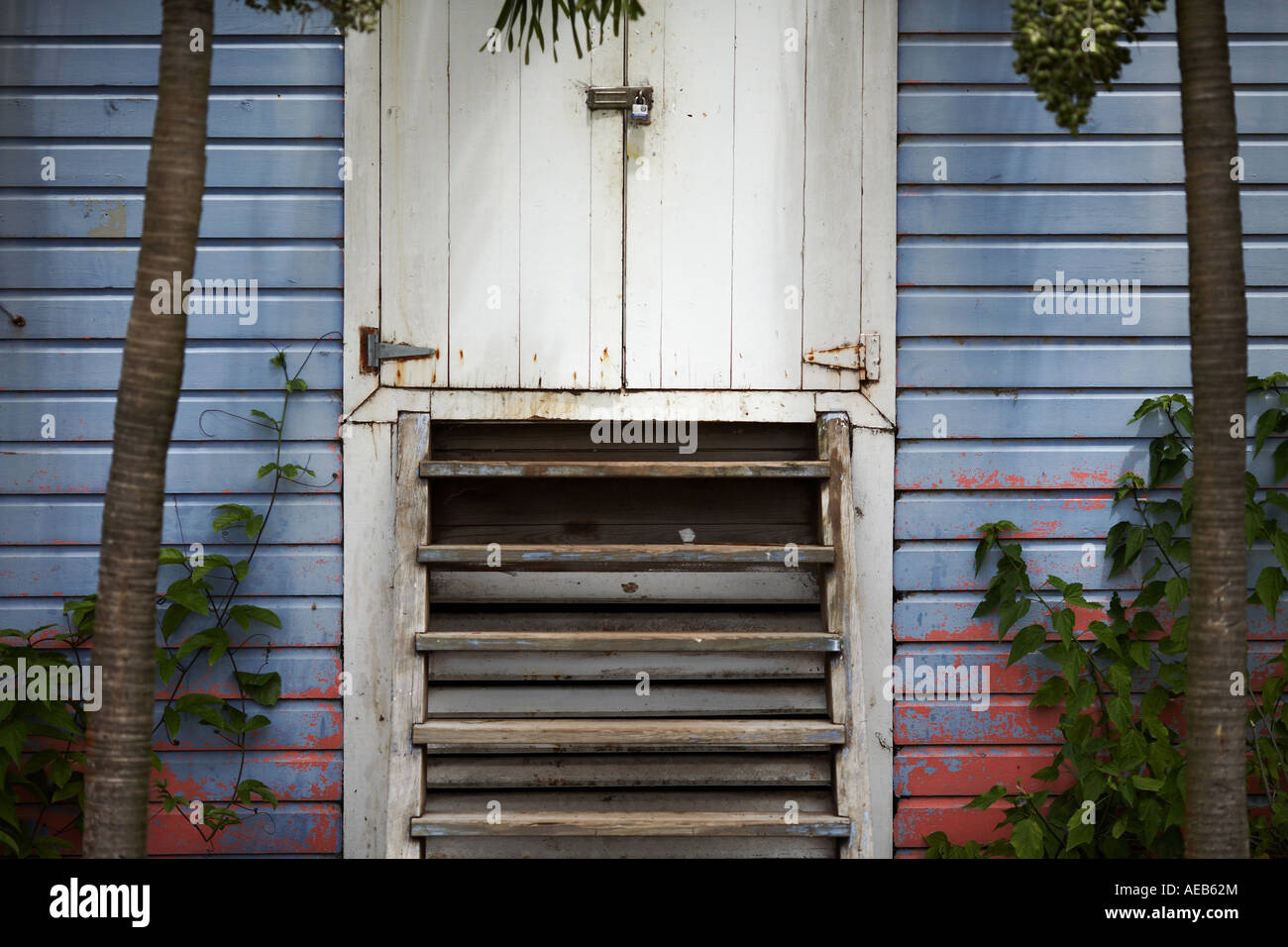 Porta bianca con scale a Montpelier Plantation St Kitts e Nevis Isole dei Caraibi West Indies Foto Stock