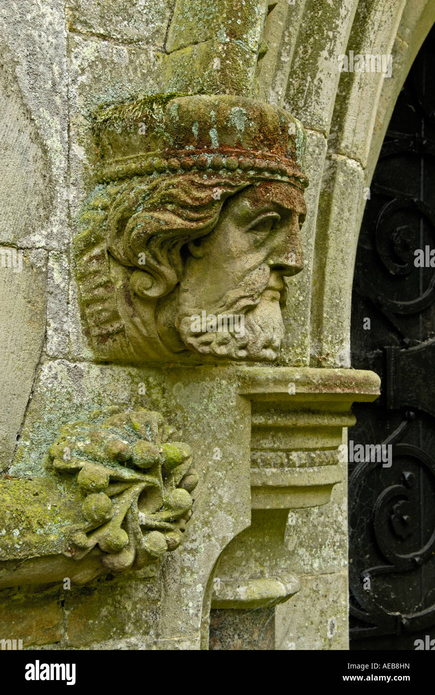 Scolpita in testa di uomo barbuto . Chiesa di San Lorenzo . Crosby Ravensworth , Cumbria , in Inghilterra , U . K . , In Europa . Foto Stock