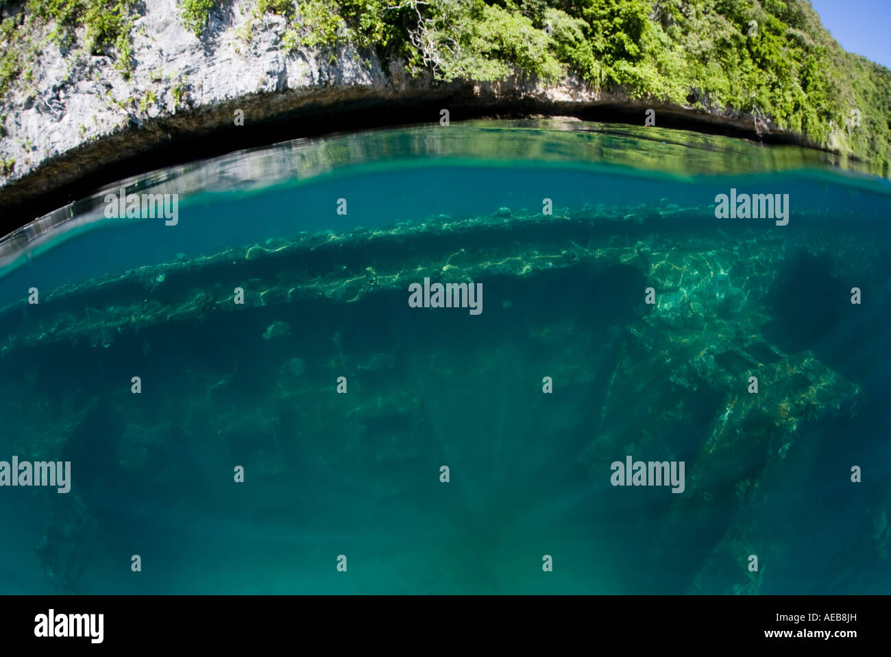 Un relitto, proprio nei decenni passati, si trova appena sotto la superficie all'interno di Palau la laguna interna. I coralli sono prendendo lentamente sulla nave. Foto Stock Un relitto, proprio nei decenni passati, si trova appena sotto la superficie all'interno di Palau la laguna interna. I coralli sono prendendo lentamente sulla nave. Foto Stock