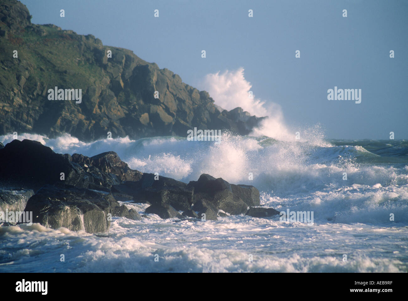 Rocce e dirupi in mare tempestoso Porth Ysgo Lleyn Peninsula North West Wales Foto Stock