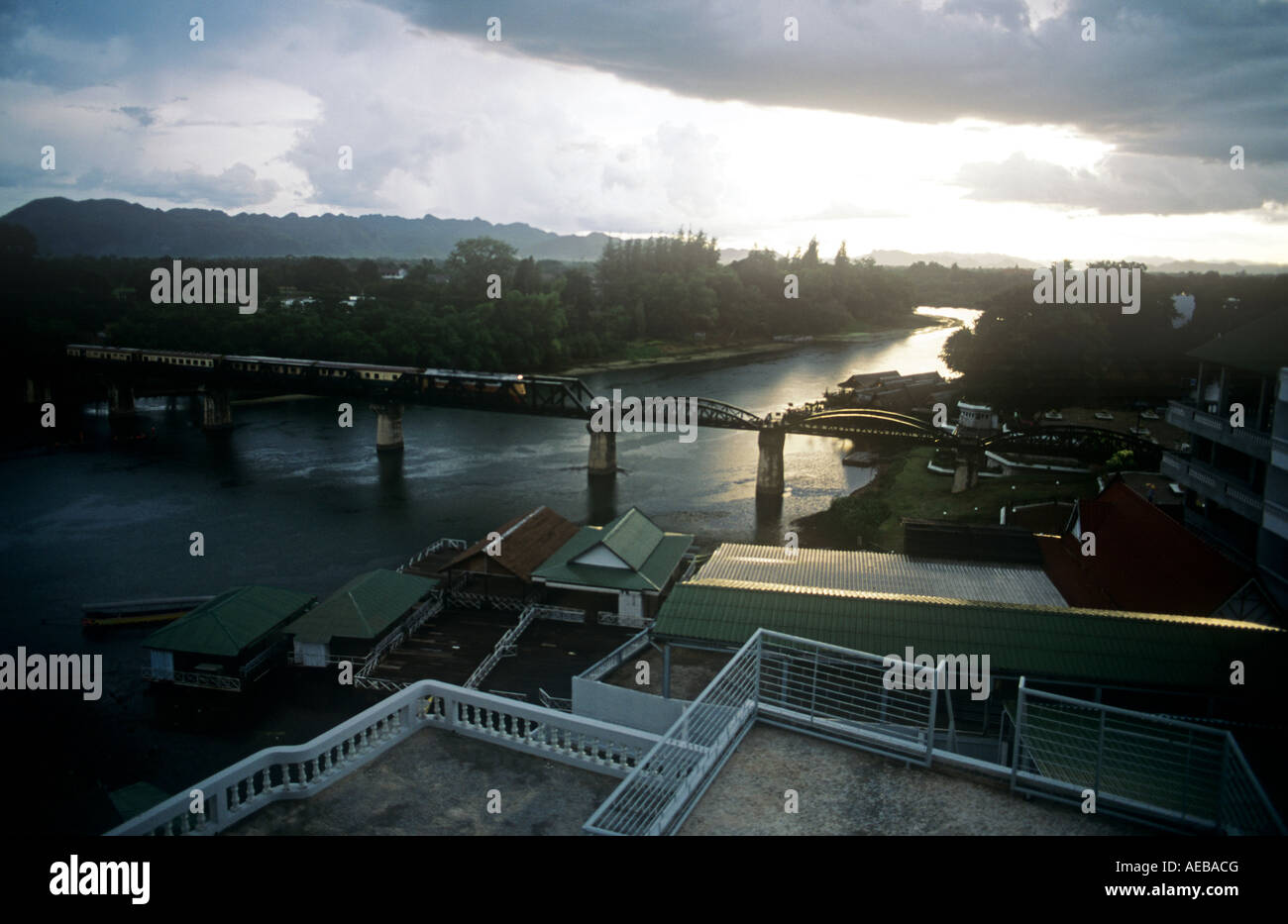 Il Ponte sul Fiume Quai, Kanchanaburi, Thailandia, Sud-est asiatico Foto Stock